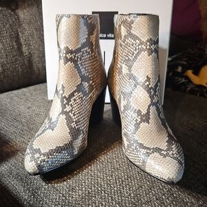 Dolce Vita Beige and Gray Snake Print Embossed Ankle Boots 6.5 Women's